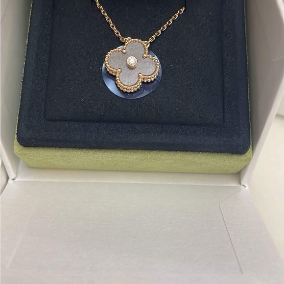 Van Cleef & Arpel 2023 Holiday Pendant limited edition - Picture 2 of 4